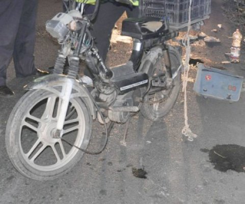 Cu mopedul neînregistrat şi fără permis de conducere, pe străzile din Costineşti